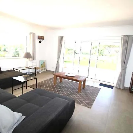 Villa Sleeps 8 Pool Air Con T647635 *