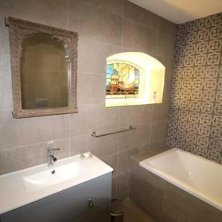 Villa Sleeps 8 Pool Air Con T647635 *