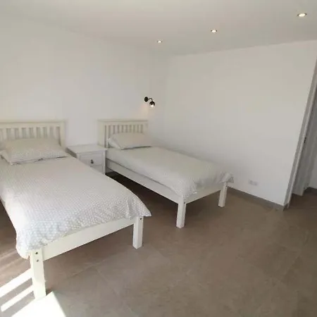 וילה Sleeps 8 Pool Air Con T647635 *